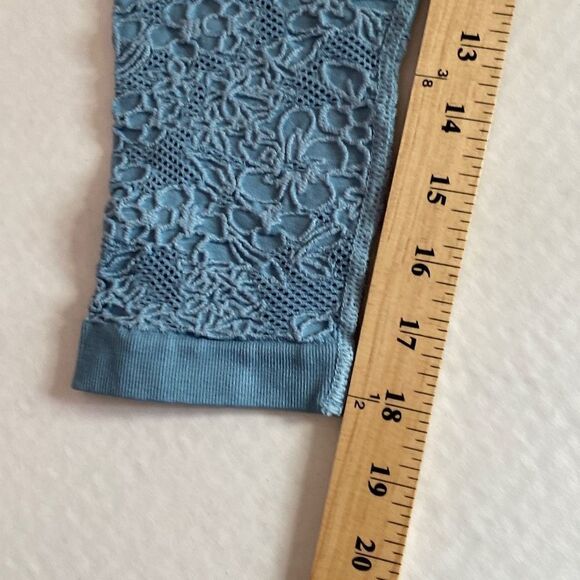 New Fabletics Blue Elise Seamless Capri Size XS/2-4, Embroidered Detail - Picture 14 of 14